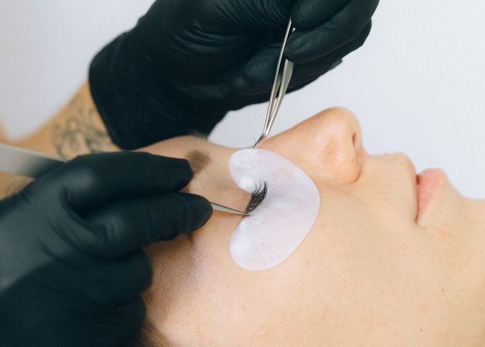Lash extension application with tweezers